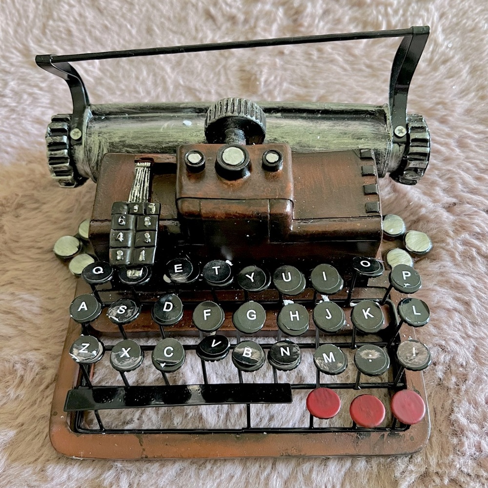 NWB - home decor sculpture